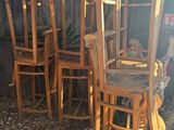 beaucoup de chaises en bois posées par terre