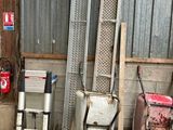 de nombreux outils qui traînent à l'extérieur d'un bâtiment