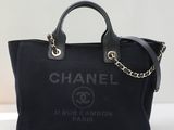 sac fourre-tout Chanel en toile noire avec anses en chaîne