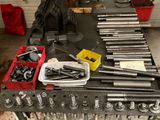 un établi avec de nombreux outils