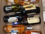 plusieurs bouteilles de vin se trouvent dans un carton sur une table