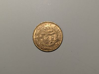 gros plan d'une pièce d'or sur une surface blanche