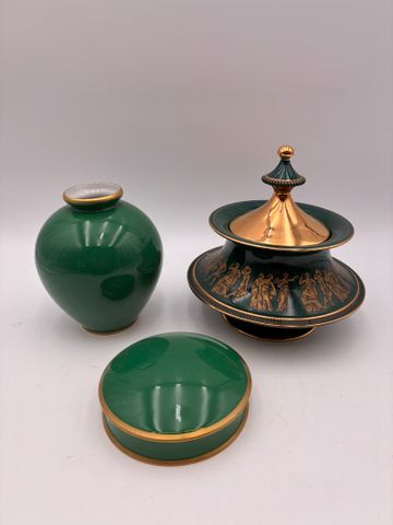 Vase et bonbonnière en porcelaine de Limoges, joint pot couvert e...