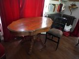 une image d'une salle à manger avec une table et des chaises