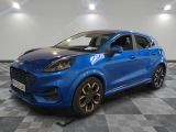 Une Ford Kad bleue est garée sur un sol à damier.