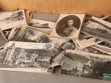 de nombreuses vieilles photos en noir et blanc dans une boîte