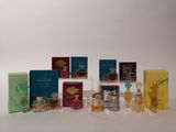 un ensemble de différents parfums posés sur une table