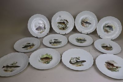 beaucoup d'assiettes avec du poisson dessus sur une table