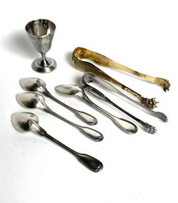 many spoons and spoon spoons that are sitting on a table