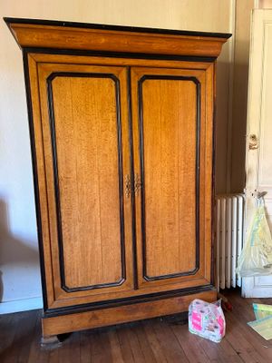 un meuble en bois dans le coin d'une pièce