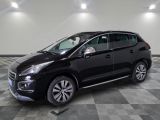 le 4x4 noir est garé dans le garage sur un sol en damier