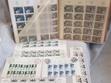 beaucoup de timbres et un livre posés sur une table