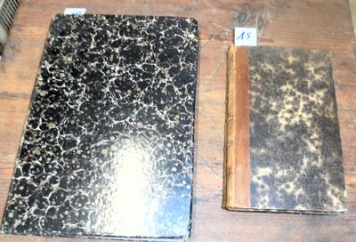 deux vieux livres posés sur une table en bois, avec un crayon