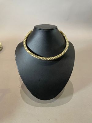 deux colliers exposés sur une table