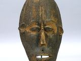 une image d'un masque en bois sur fond blanc