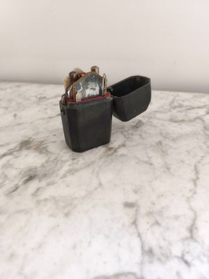 un briquet posé sur une table en marbre