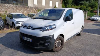 une camionnette blanche garée dans un parking