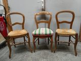trois chaises en bois avec une assise et un dossier rayés