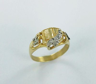 gros plan d'une bague en or avec des diamants sur fond blanc