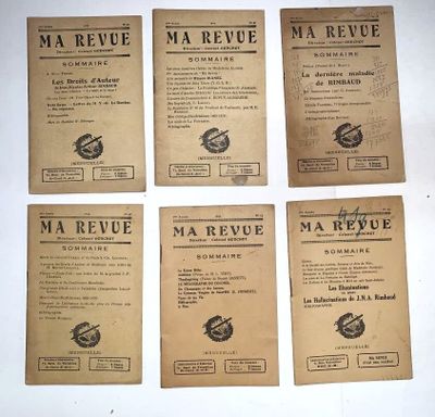 six brochures destinées à « Ma Revue » sont posées sur une surface blanche
