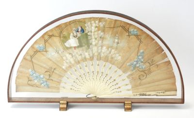 un ventilateur orné d'une peinture, posé sur un support