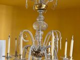 un lustre suspendu au plafond