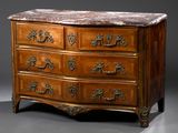 une commode en marbre dans une pièce