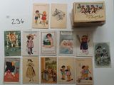 beaucoup de cartes postales anciennes pour enfants sur la table