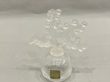 un petit vase en verre contenant des bulles