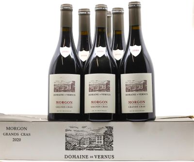trois bouteilles de vin rouge posées sur une boîte blanche
