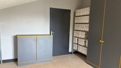 une photo d'une pièce avec une armoire et une bibliothèque