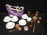 un sac contenant des tasses à thé et des soucoupes posé sur une table
