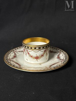 une image représentant une tasse et une soucoupe sur fond noir