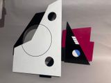 deux feuilles de papier en forme de vaisseau spatial