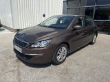 La voiture marron est garée devant un immeuble.