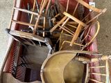 un panier rempli de chaises et une chaise posée par terre