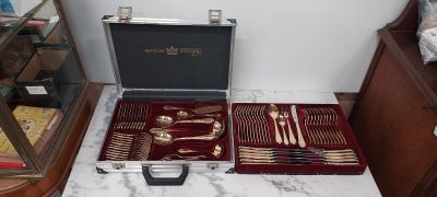une photo d'un coffret contenant de l'argenterie
