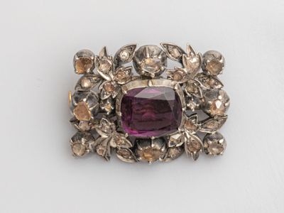 Broche ancienne en agent et or 375°/°° (9K), à décor feuilla…