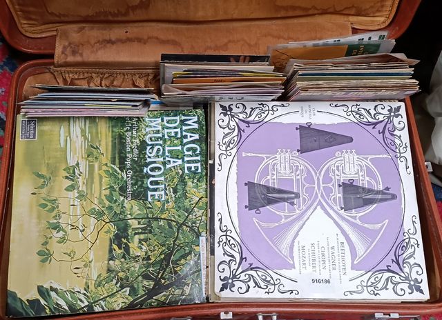 Une valise garnie de disques 33 toure et 45 tours classique et va