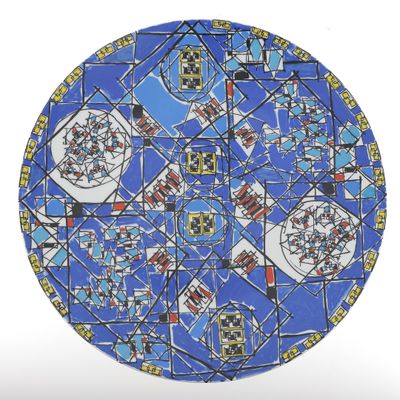 une assiette bleue et blanche ornée d'un motif