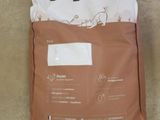 un sac de croquettes posé par terre