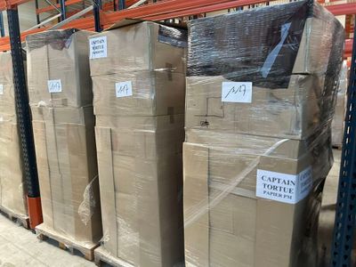 de nombreux cartons qui se trouvent sur les palettes dans l'entrepôt