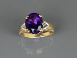une bague ovale sertie d'un améthorate et de diamants, en or jaune 18 carats