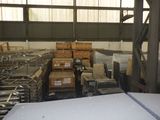un grand entrepôt rempli de boîtes et de palettes
