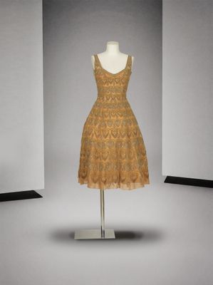 une photo d'une robe posée sur un mannequin dans une pièce