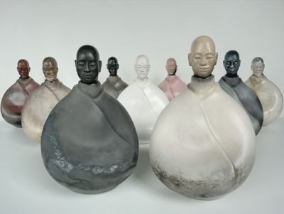 un groupe de statues d'hommes alignés