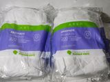 deux paquets de papier toilette blanc posés sur un plan de travail