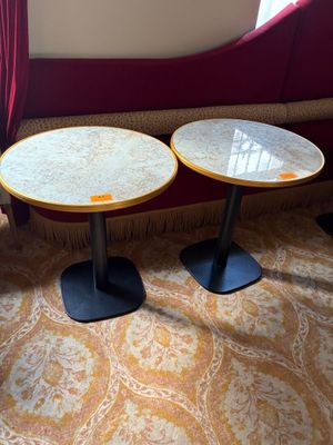 deux tables placées l'une à côté de l'autre sur le sol