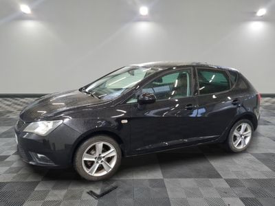 la photo d'une voiture noire garée dans un garage