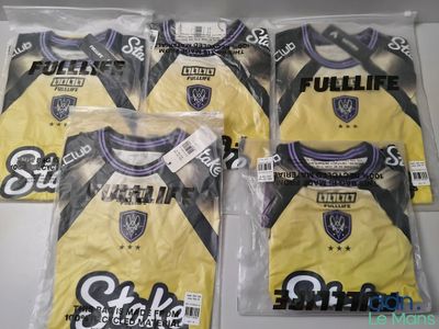 quatre maillots de foot jaunes et noirs dans des sacs en plastique posés sur une table